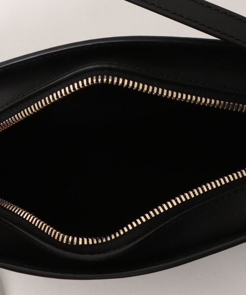 A.P.C.（アーペーセー）の「SAC DEMI-LUNE SHOULDER（ショルダーバッグ・レディース・ブラック・ONESIZE）」の4枚目の写真