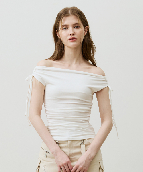ARI(アリ)の「LILY OFF-SHOULDER SHIRRING TOP / IVORY(Tシャツ/カットソー・レディース・アイボリー・FREE)」の1枚目の写真