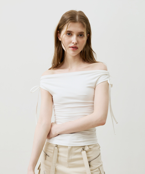 ARI(アリ)の「LILY OFF-SHOULDER SHIRRING TOP / IVORY(Tシャツ/カットソー・レディース・アイボリー・FREE)」の2枚目の写真