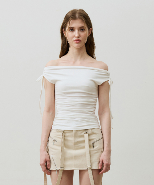 ARI(アリ)の「LILY OFF-SHOULDER SHIRRING TOP / IVORY(Tシャツ/カットソー・レディース・アイボリー・FREE)」の3枚目の写真