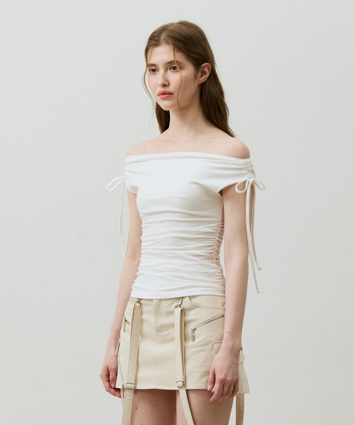 ARI(アリ)の「LILY OFF-SHOULDER SHIRRING TOP / IVORY(Tシャツ/カットソー・レディース・アイボリー・FREE)」の4枚目の写真