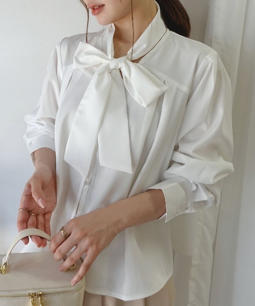 CORNERS(コーナーズ)の「リボン付きブラウス(Tシャツ/カットソー・レディース・ホワイト/ライトブルー/ブラック・M)」の1枚目の写真
