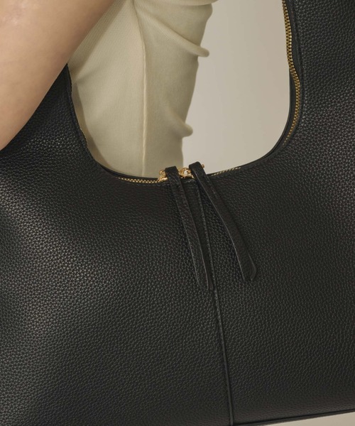 NEUNA(ヌナ)の「【見た目以上の収納力◎】トライアングルショルダーBAG(ショルダーバッグ・レディース・ブラック/アイボリー・FREE)」の21枚目の写真