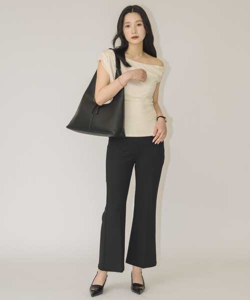 NEUNA(ヌナ)の「【見た目以上の収納力◎】トライアングルショルダーBAG(ショルダーバッグ・レディース・ブラック/アイボリー・FREE)」の19枚目の写真