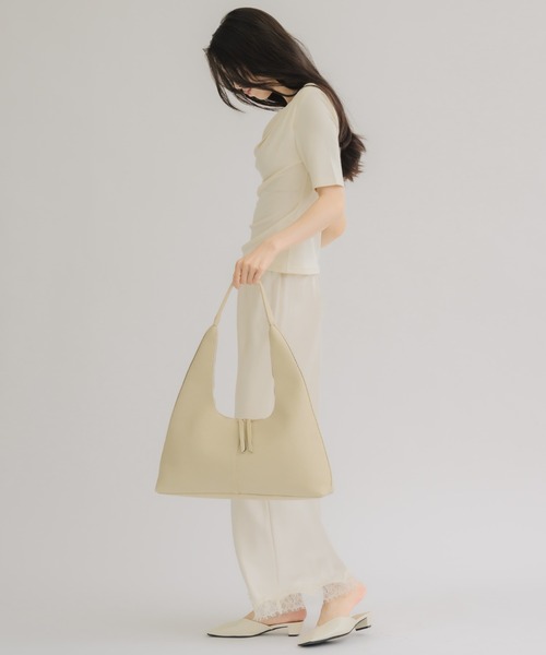 NEUNA(ヌナ)の「【見た目以上の収納力◎】トライアングルショルダーBAG(ショルダーバッグ・レディース・ブラック/アイボリー・FREE)」の11枚目の写真