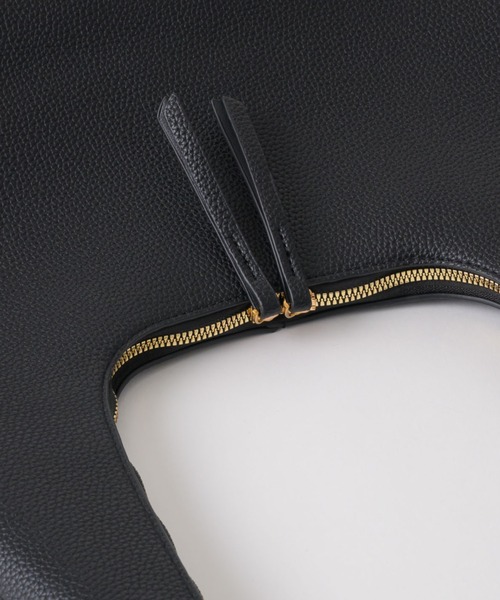 NEUNA(ヌナ)の「【見た目以上の収納力◎】トライアングルショルダーBAG(ショルダーバッグ・レディース・ブラック/アイボリー・FREE)」の9枚目の写真