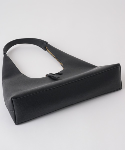 NEUNA(ヌナ)の「【見た目以上の収納力◎】トライアングルショルダーBAG(ショルダーバッグ・レディース・ブラック/アイボリー・FREE)」の7枚目の写真