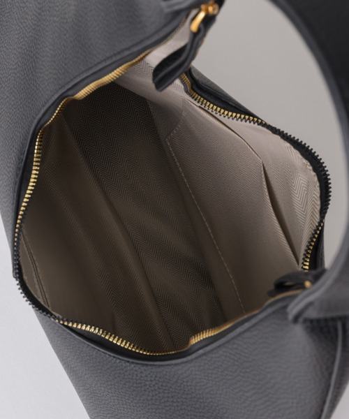 NEUNA(ヌナ)の「【見た目以上の収納力◎】トライアングルショルダーBAG(ショルダーバッグ・レディース・ブラック/アイボリー・FREE)」の5枚目の写真