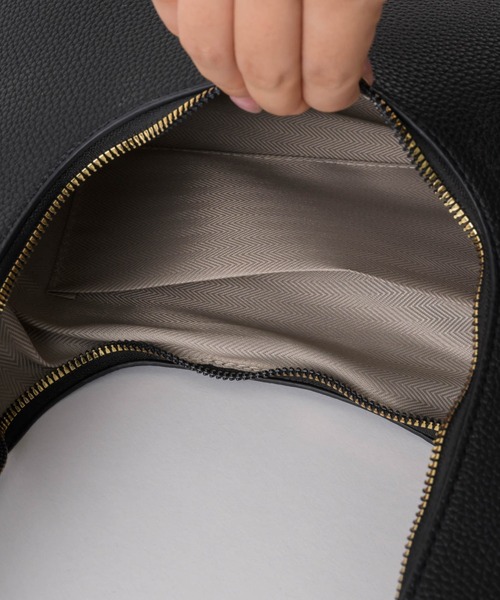 NEUNA(ヌナ)の「【見た目以上の収納力◎】トライアングルショルダーBAG(ショルダーバッグ・レディース・ブラック/アイボリー・FREE)」の4枚目の写真