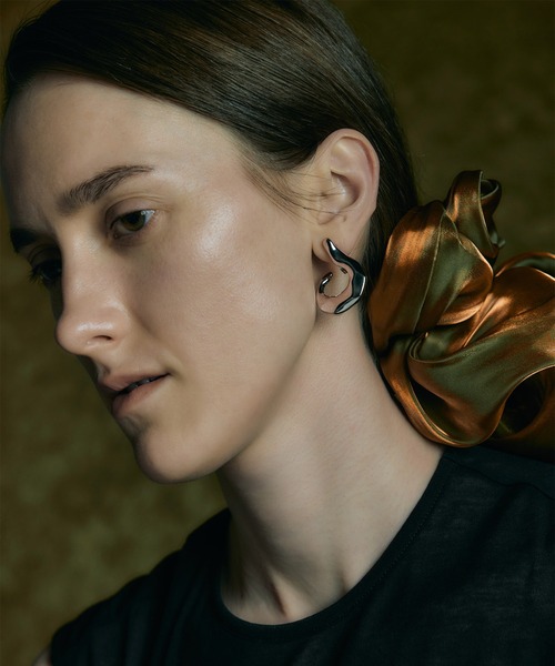 IRIS47(イリスフォーセブン)の「【IRIS 47】sculptural expansive shushu/スカルプチャラル イクスパンシヴ シュシュ HB178(シュシュ・レディース・シルバー/ゴールド/ブラック・FREE)」の3枚目の写真