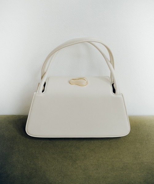 LE VERNIS(ル・ベルニ)の「LE VERNIS(ル・ベルニ) 【オケージョン対応】Poire boogie bag(ハンドバッグ・レディース・ブルー/アイボリー/ブラック・FREE)」の1枚目の写真