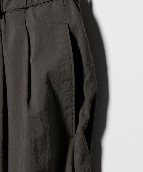 BEAUTY&YOUTH UNITED ARROWS(ビューティーアンドユースユナイテッドアローズ)の「ライト ナイロン 2プリーツ イージーパンツ NO.9(その他パンツ・メンズ・ダークグレー/ブラック・XL/M/S/L)」の11枚目の写真