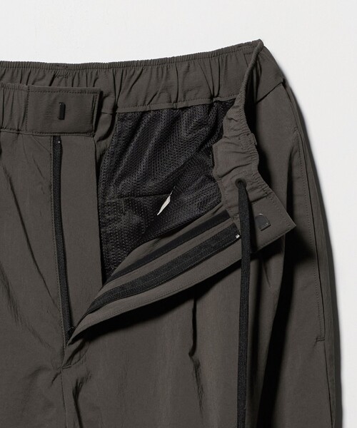 BEAUTY&YOUTH UNITED ARROWS(ビューティーアンドユースユナイテッドアローズ)の「ライト ナイロン 2プリーツ イージーパンツ NO.9(その他パンツ・メンズ・ダークグレー/ブラック・XL/M/S/L)」の13枚目の写真