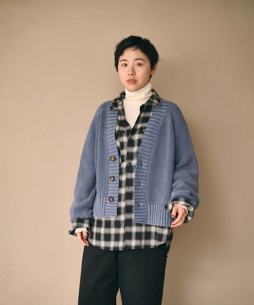 kha:ki（カーキ）の「「KHA:KI / カーキ」GARMENT DYED CARDIGAN（ニット/セーター・レディース・ブルー/オフホワイト/ブラック・FREE）」の3枚目の写真
