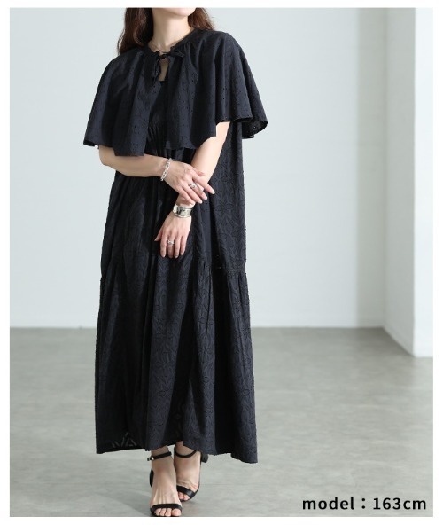 Sawa a la mode(サワアラモード)の「ケープ付きインド綿ワンピース(ワンピース・レディース・ブラック・FREE)」の2枚目の写真