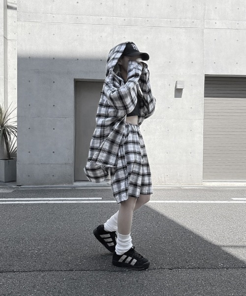 YACA(ヤーカ)の「Loose Check Half Pants/ルーズチェックハーフパンツ【unisex item】(その他パンツ・レディース・ブラック/ホワイト・FREE)」の3枚目の写真