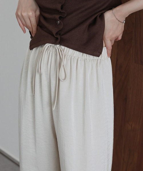 J by blue(ジェイバイブルー)の「サテンイージーパンツ(その他パンツ・レディース・ブラウン/ブラック/ベージュ・MEDIUM)」の9枚目の写真