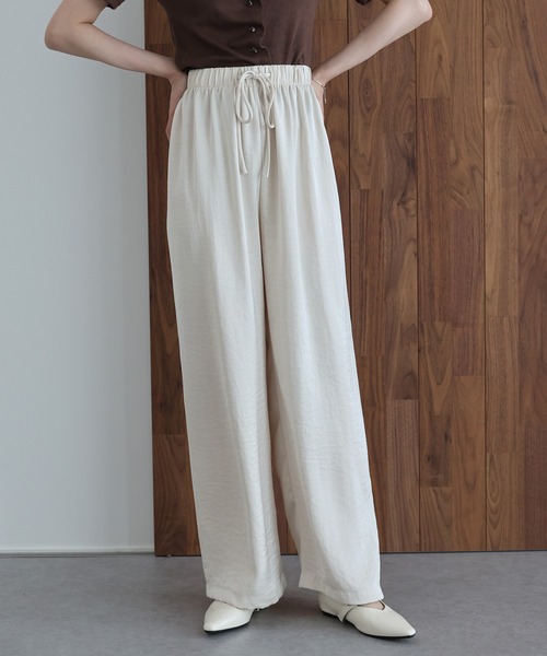 J by blue(ジェイバイブルー)の「サテンイージーパンツ(その他パンツ・レディース・ブラウン/ブラック/ベージュ・MEDIUM)」の4枚目の写真