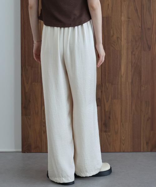 J by blue(ジェイバイブルー)の「サテンイージーパンツ(その他パンツ・レディース・ブラウン/ブラック/ベージュ・MEDIUM)」の6枚目の写真