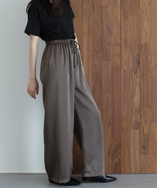 J by blue(ジェイバイブルー)の「サテンイージーパンツ(その他パンツ・レディース・ブラウン/ブラック/ベージュ・MEDIUM)」の11枚目の写真