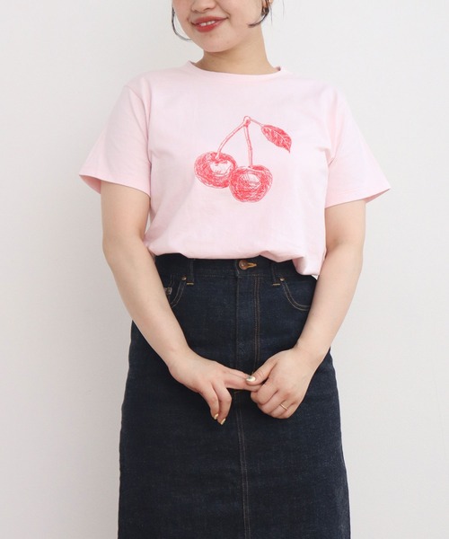 CHILD WOMAN(チャイルドウーマン)の「フルーツ刺繍Tシャツ(Tシャツ/カットソー・レディース・ネイビー/ピンク/ホワイト・FREE)」の3枚目の写真