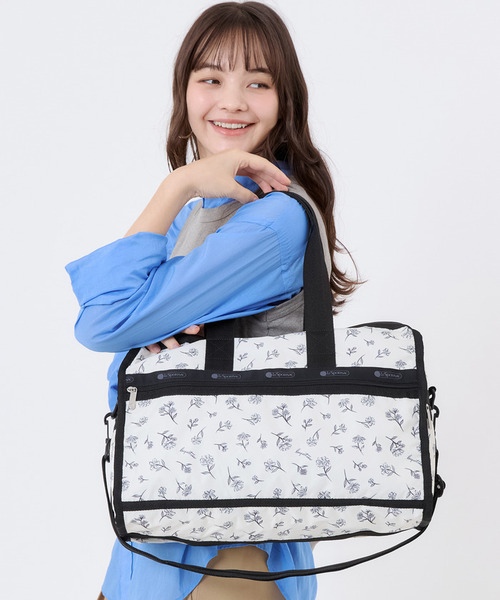 LeSportsac(レスポートサック)の「DELUXE MED WEEKENDER インクスケッチドフローラルアイボリー(ボストンバッグ・レディース・ホワイト・FREE)」の1枚目の写真
