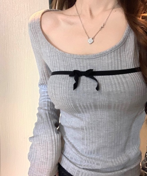 Mejoul（メジュール）の「【2026秋冬新作】ラメ入り胸元配色リボンラインリブトップス（Tシャツ/カットソー・レディース・ホワイト・F）」の2枚目の写真