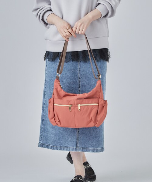 SHOO・LA・RUE（シューラルー）の「【撥水】フロントファスナー10ポケットショルダーバッグ（ショルダーバッグ・レディース・ブラック/オレンジ/ブラウン系・00）」の3枚目の写真