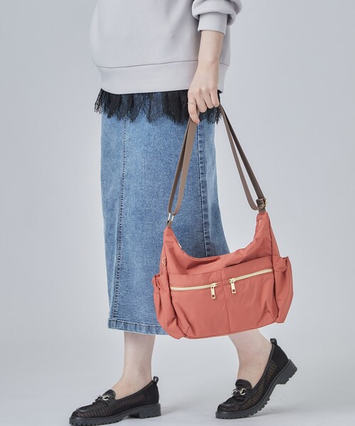 SHOO・LA・RUE（シューラルー）の「【撥水】フロントファスナー10ポケットショルダーバッグ（ショルダーバッグ・レディース・ブラック/オレンジ/ブラウン系・00）」の8枚目の写真