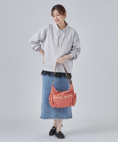 SHOO・LA・RUE（シューラルー）の「【撥水】フロントファスナー10ポケットショルダーバッグ（ショルダーバッグ・レディース・ブラック/オレンジ/ブラウン系・00）」の9枚目の写真