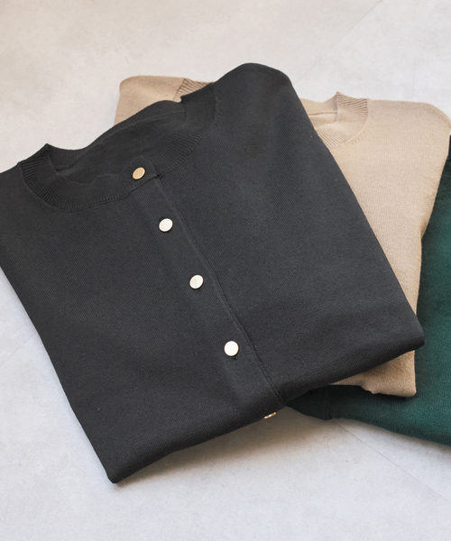 Spick & Span(スピックアンドスパン)の「《手洗い可 / 》メタルボタンクルーネックカーディガン(カーディガン/ボレロ・レディース・ブラック/モカ/グリーン・FREE)」の4枚目の写真