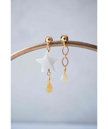 【SHAHA】オパールと白蝶貝の星空アシンメトリーピアス(MA)