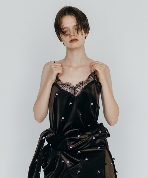 CREDONA（クレドナ）の「FLOWER EMBROIDERY VELOR CAMISOLE/フラワーエンブロイダリーベロアキャミソール（キャミソール・レディース・ブラック/ブラウン・FREE）」の2枚目の写真