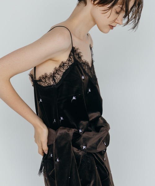 CREDONA（クレドナ）の「FLOWER EMBROIDERY VELOR CAMISOLE/フラワーエンブロイダリーベロアキャミソール（キャミソール・レディース・ブラック/ブラウン・FREE）」の5枚目の写真