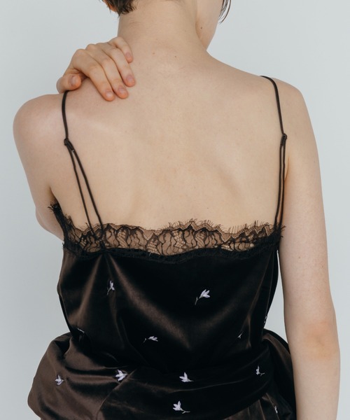 CREDONA（クレドナ）の「FLOWER EMBROIDERY VELOR CAMISOLE/フラワーエンブロイダリーベロアキャミソール（キャミソール・レディース・ブラック/ブラウン・FREE）」の6枚目の写真