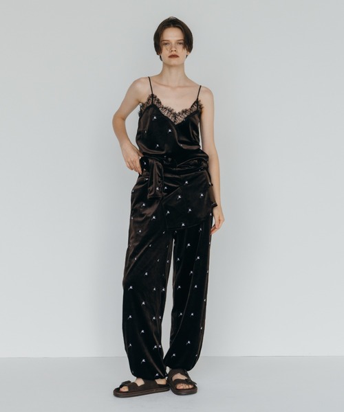 CREDONA（クレドナ）の「FLOWER EMBROIDERY VELOR CAMISOLE/フラワーエンブロイダリーベロアキャミソール（キャミソール・レディース・ブラック/ブラウン・FREE）」の3枚目の写真