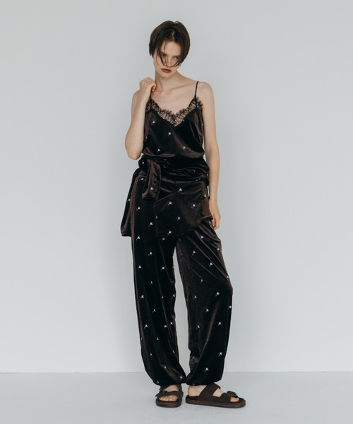 CREDONA（クレドナ）の「FLOWER EMBROIDERY VELOR CAMISOLE/フラワーエンブロイダリーベロアキャミソール（キャミソール・レディース・ブラック/ブラウン・FREE）」の8枚目の写真