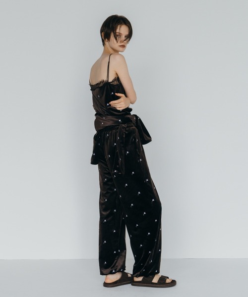 CREDONA（クレドナ）の「FLOWER EMBROIDERY VELOR CAMISOLE/フラワーエンブロイダリーベロアキャミソール（キャミソール・レディース・ブラック/ブラウン・FREE）」の9枚目の写真