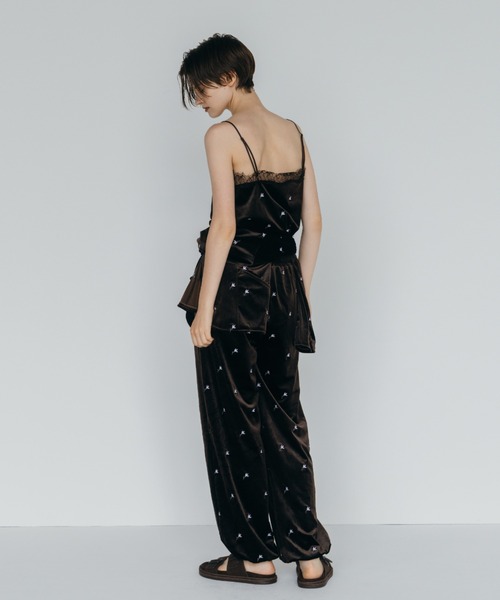 CREDONA（クレドナ）の「FLOWER EMBROIDERY VELOR CAMISOLE/フラワーエンブロイダリーベロアキャミソール（キャミソール・レディース・ブラック/ブラウン・FREE）」の10枚目の写真