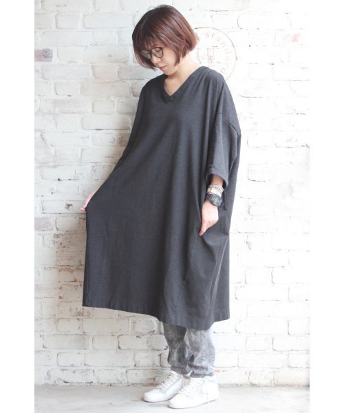 JOURNAL STANDARD LUXE(ジャーナルスタンダード ラックス)の「ストレッチポンチ Vネックワンピース_#(ワンピース・レディース・グレー/ブラック/カーキ・FREE)」の1枚目の写真