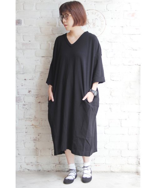 JOURNAL STANDARD LUXE(ジャーナルスタンダード ラックス)の「ストレッチポンチ Vネックワンピース_#(ワンピース・レディース・グレー/ブラック/カーキ・FREE)」の2枚目の写真