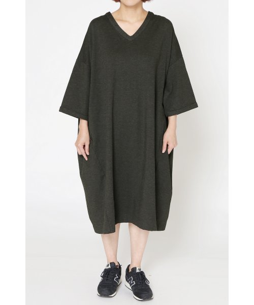 JOURNAL STANDARD LUXE(ジャーナルスタンダード ラックス)の「ストレッチポンチ Vネックワンピース_#(ワンピース・レディース・グレー/ブラック/カーキ・FREE)」の4枚目の写真
