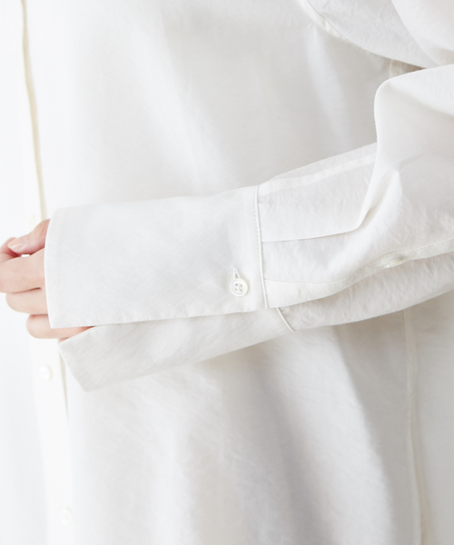 qualite（カリテ）の「テンセルナイロンシアーシャツ（シャツ/ブラウス・レディース・グレイッシュベージュ/オフホワイト・38）」の5枚目の写真