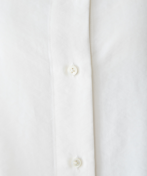 qualite（カリテ）の「テンセルナイロンシアーシャツ（シャツ/ブラウス・レディース・グレイッシュベージュ/オフホワイト・38）」の7枚目の写真