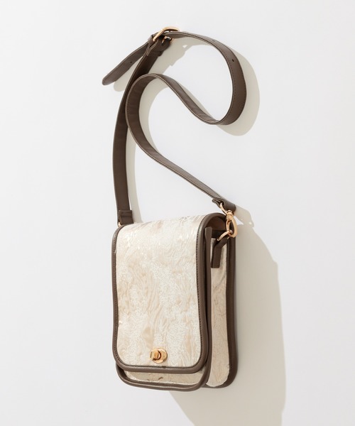 natural couture(ナチュラルクチュール)の「レトロ金具ショルダー(ショルダーバッグ・レディース・オレンジ/モカ/アイボリー/オフホワイト・FREE)」の5枚目の写真