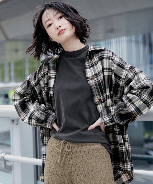 LAKOLE（ラコレ）の「ピーチソフテストモックネックロングTシャツ / LAKOLE（Tシャツ/カットソー・レディース・ダークオリーブ/オフホワイト/チャコール/ダークブラウン・SMALL/MEDIUM）」の3枚目の写真