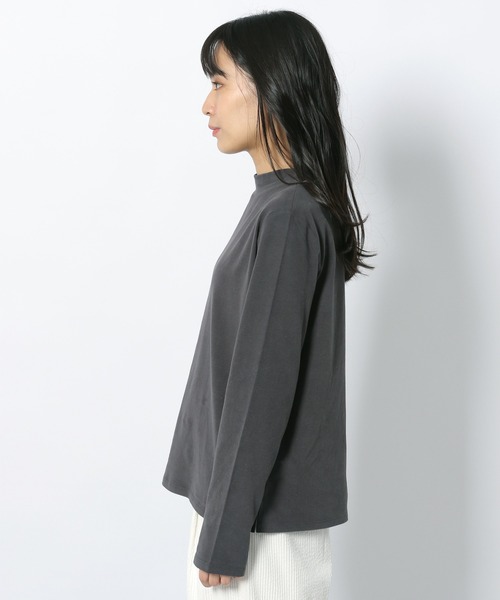 LAKOLE（ラコレ）の「ピーチソフテストモックネックロングTシャツ / LAKOLE（Tシャツ/カットソー・レディース・ダークオリーブ/オフホワイト/チャコール/ダークブラウン・SMALL/MEDIUM）」の14枚目の写真