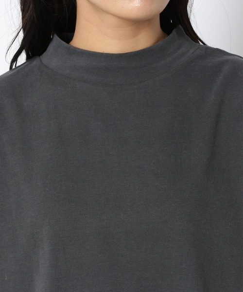 LAKOLE（ラコレ）の「ピーチソフテストモックネックロングTシャツ / LAKOLE（Tシャツ/カットソー・レディース・ダークオリーブ/オフホワイト/チャコール/ダークブラウン・SMALL/MEDIUM）」の16枚目の写真