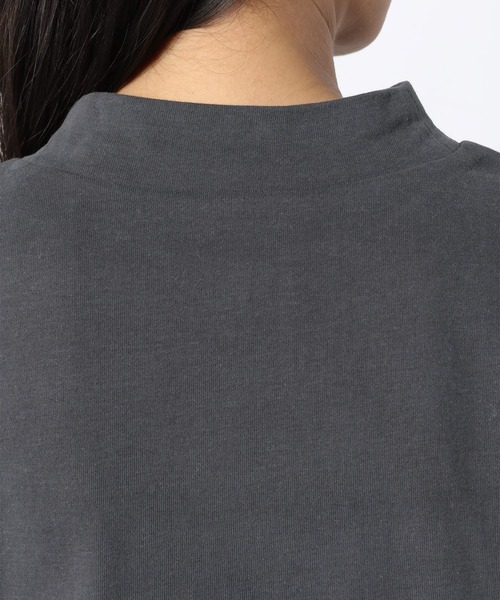 LAKOLE（ラコレ）の「ピーチソフテストモックネックロングTシャツ / LAKOLE（Tシャツ/カットソー・レディース・ダークオリーブ/オフホワイト/チャコール/ダークブラウン・SMALL/MEDIUM）」の17枚目の写真