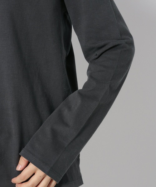 LAKOLE（ラコレ）の「ピーチソフテストモックネックロングTシャツ / LAKOLE（Tシャツ/カットソー・レディース・ダークオリーブ/オフホワイト/チャコール/ダークブラウン・SMALL/MEDIUM）」の18枚目の写真